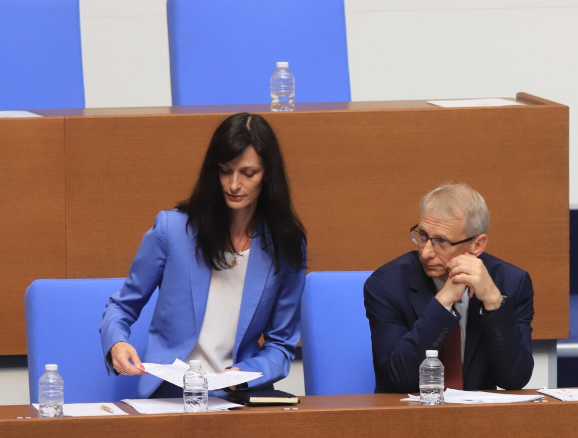 Премиерът Денков и вицепремиерът Мария Габриел в Народното събрание - 1 септември 2023