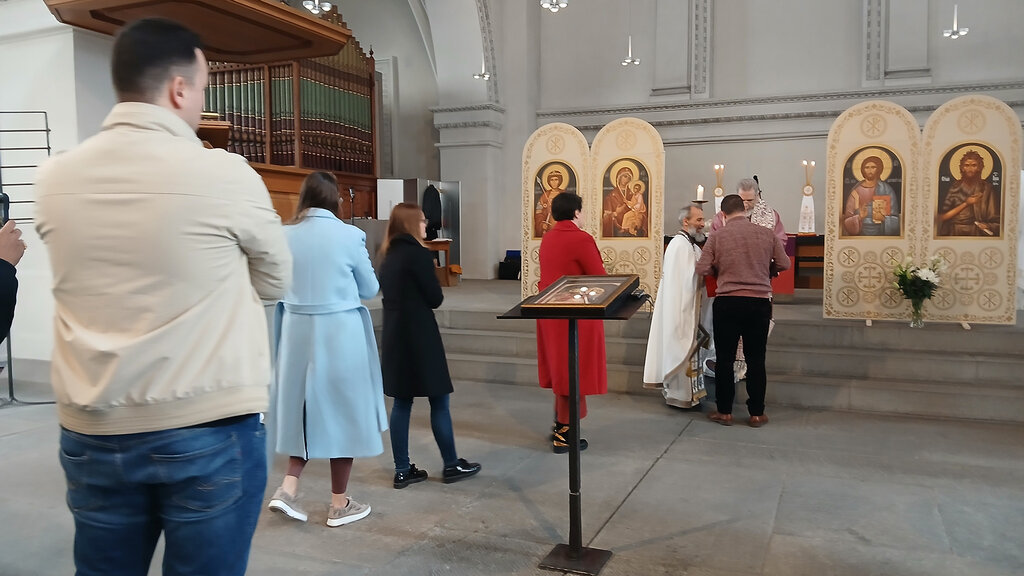 Bulgarian priest turns icon painting into shared language in the heart of Zurich