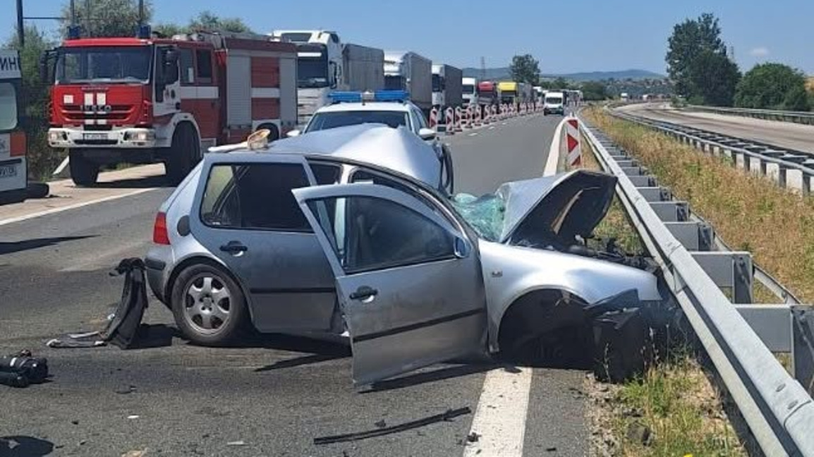 Загинал и ранени в катастрофа на магистралата