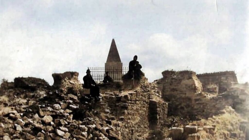 22 Eylül 1908 tarihinde Veliko Tınovo'da Bulgaristan'ın bağımsızlığının ilan edildiği yere dikilmiş olan piramit şeklindeki anıt. 1952 yılında yıkılmıştır.