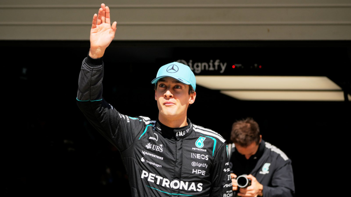 Джордж Ръсел маха на зрителите преди квалификацията.