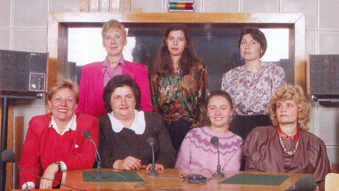 Redaksia e Gjuhës Shqipe në mes të viteve 1990. Nga e majta në të djathtë, ulur: Gjullka Ilieva, Zoja Kostadinova, Svetllana Dimitrova, Nataniela Vasileva. Pas tyre, në këmbë: Evgenia Kotova, Rumjana Zllateva dhe Rusana Bejleri
