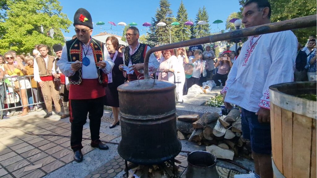 Trojan dhe Oreshak ftojnë në festat tradicionale të kumbullës dhe rakisë 