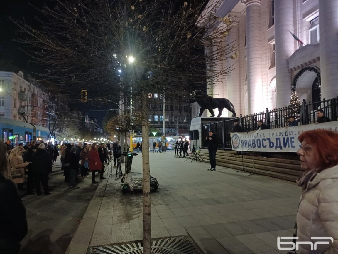"Правосъдие за всеки" на протест пред Съдебната палата: "Кой прегрупира главните прокурори"