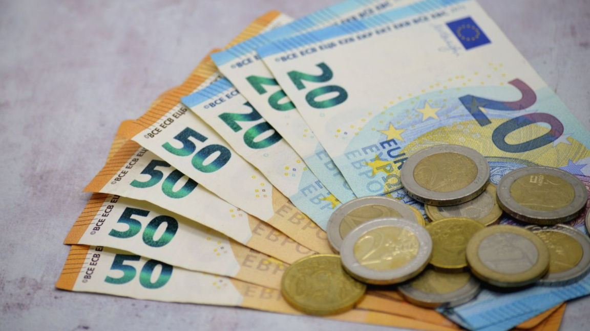 Euro introduced smoothly in Bulgaria, citizens struggle with rising prices