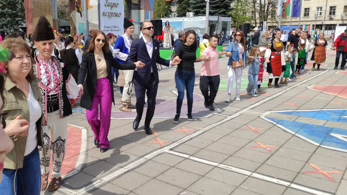 Кюстендилци с благотворително хоро в помощ на болна певица от града