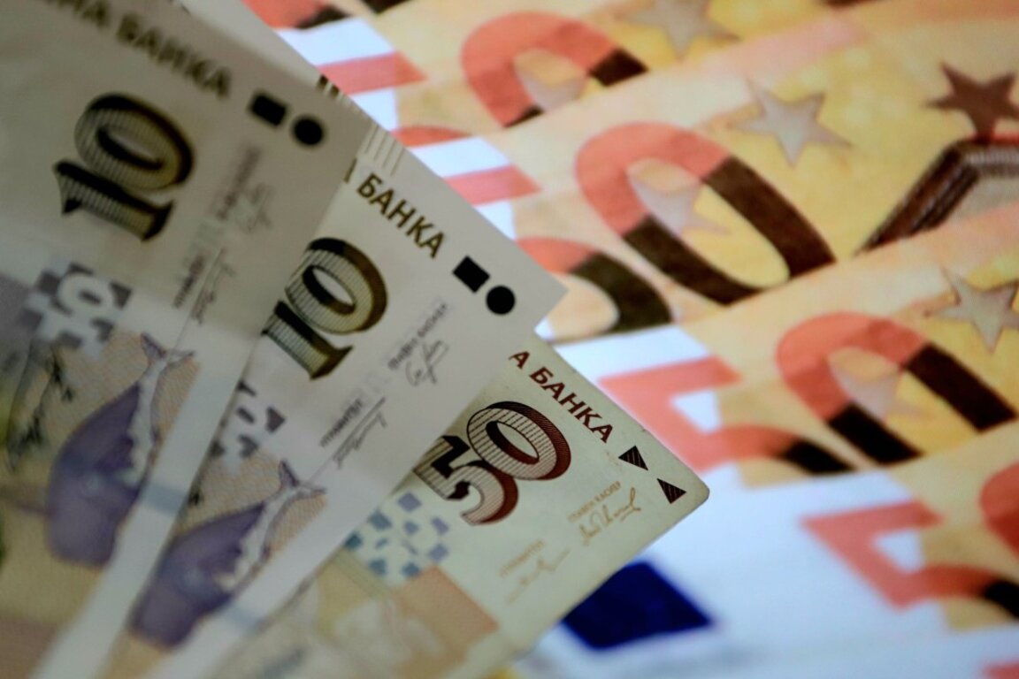 Левовите сметки в банките ще бъдат автоматично превалутирани в евро