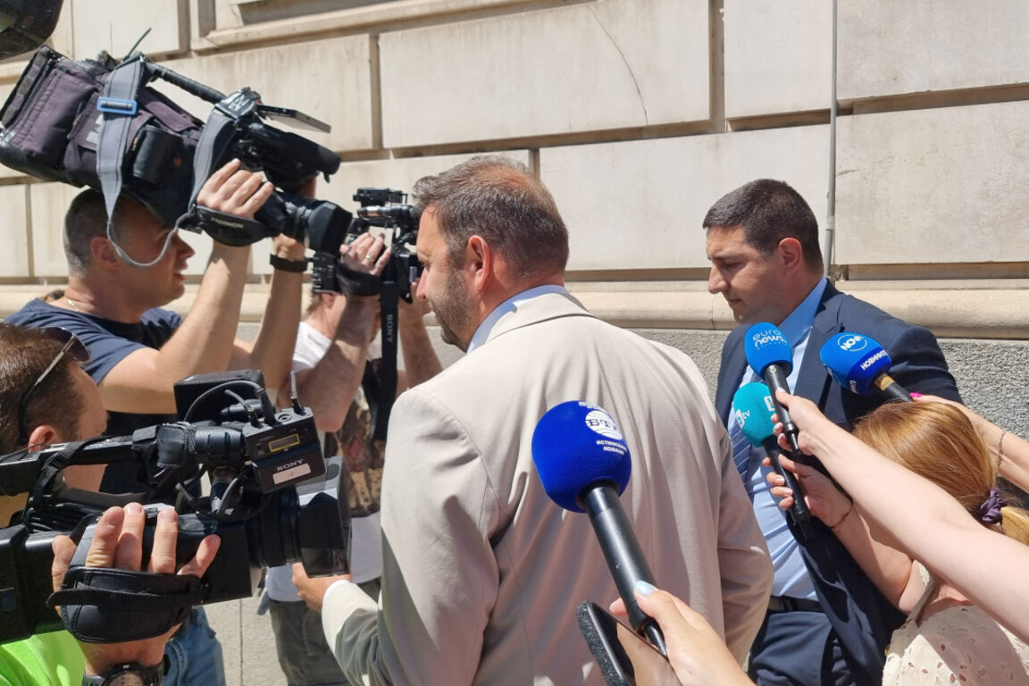 Зам.-кметът Никола Барбутов напусна сградата на Столичната община, придружен от полицията. По-рано днес служители на Антикорупционната комисия извършиха обиски в Столичната община - 24 юни 2025 г.