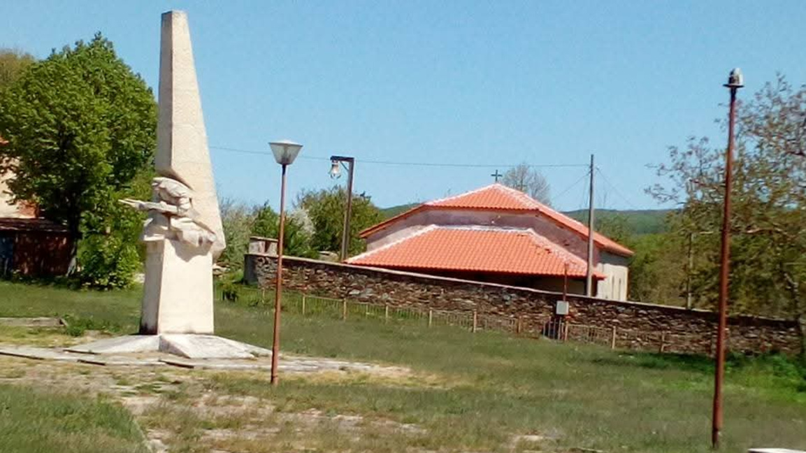 Паметникът на загиналите военнослужещи в Черничево.