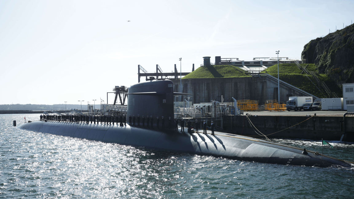 Френски моряци на борда на ядрена подводница в базата "Ил Лонг" в Крозон, Франция, 2 март 2026 г.