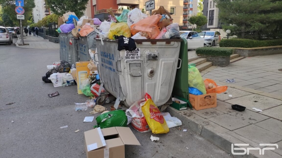 Неволята... Жител на "Красно село" сам събира боклука около преливащите контейнери