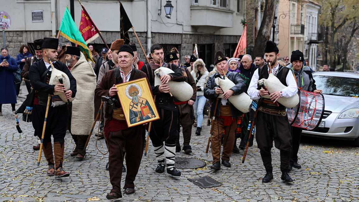 Les confréries de métier en procession festive dans la vieille ville