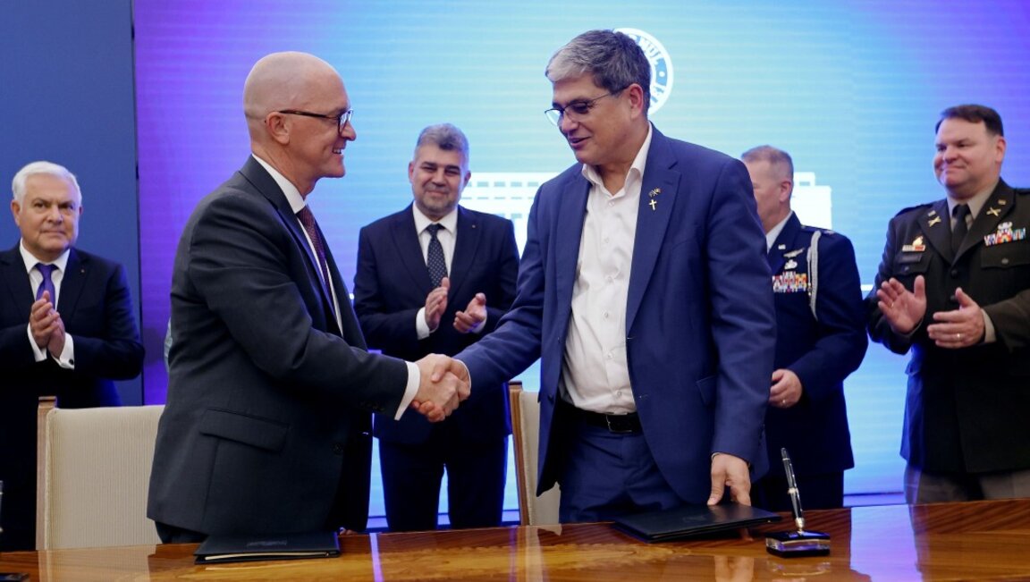 Румънският министър на финансите Марчел Болош (вдясно)