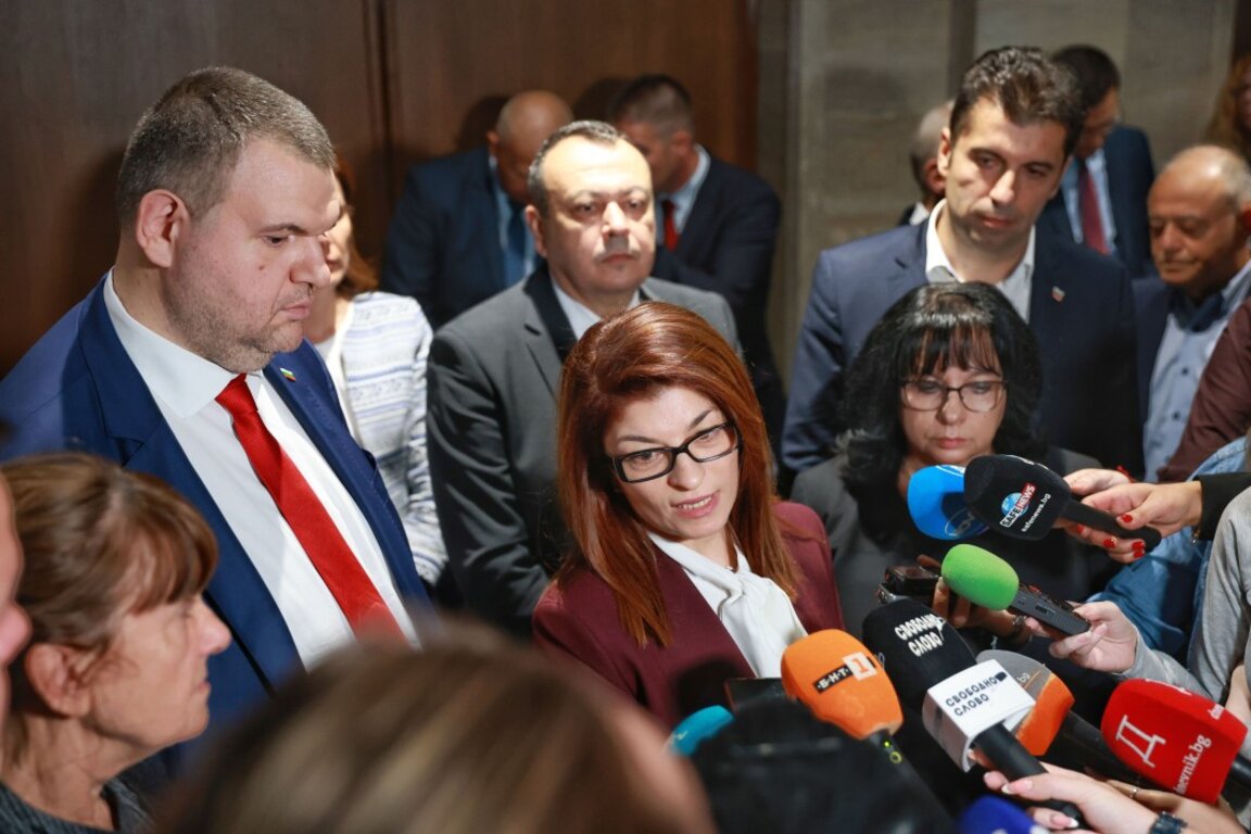 Депутатите Делян Пеевски, Десислава Атанасова, Теменужка Петкова, Кирил Петков (от ляво надясно) - 3 октомври 2023 г., след разговорите с енергетиците в НС.