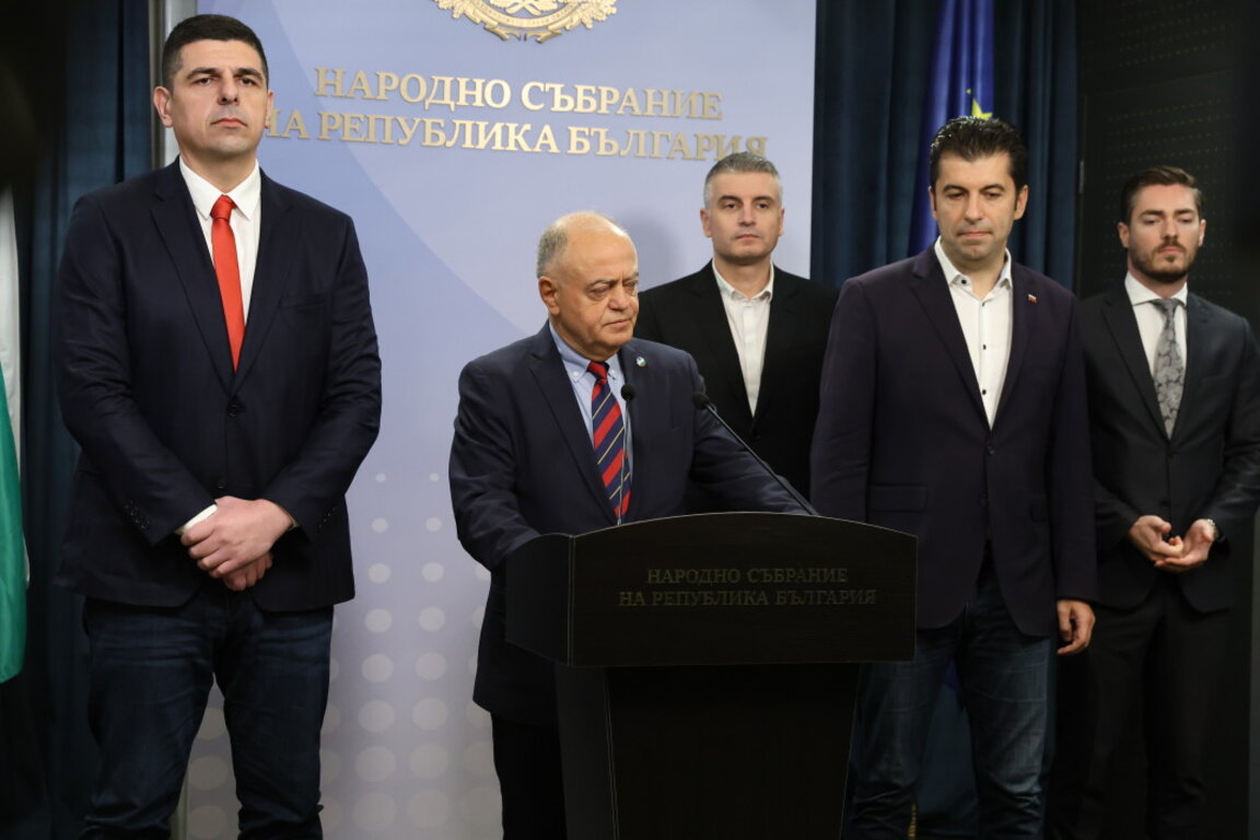 Представители на ПП-ДБ дават пресконференция в Народното събрание.