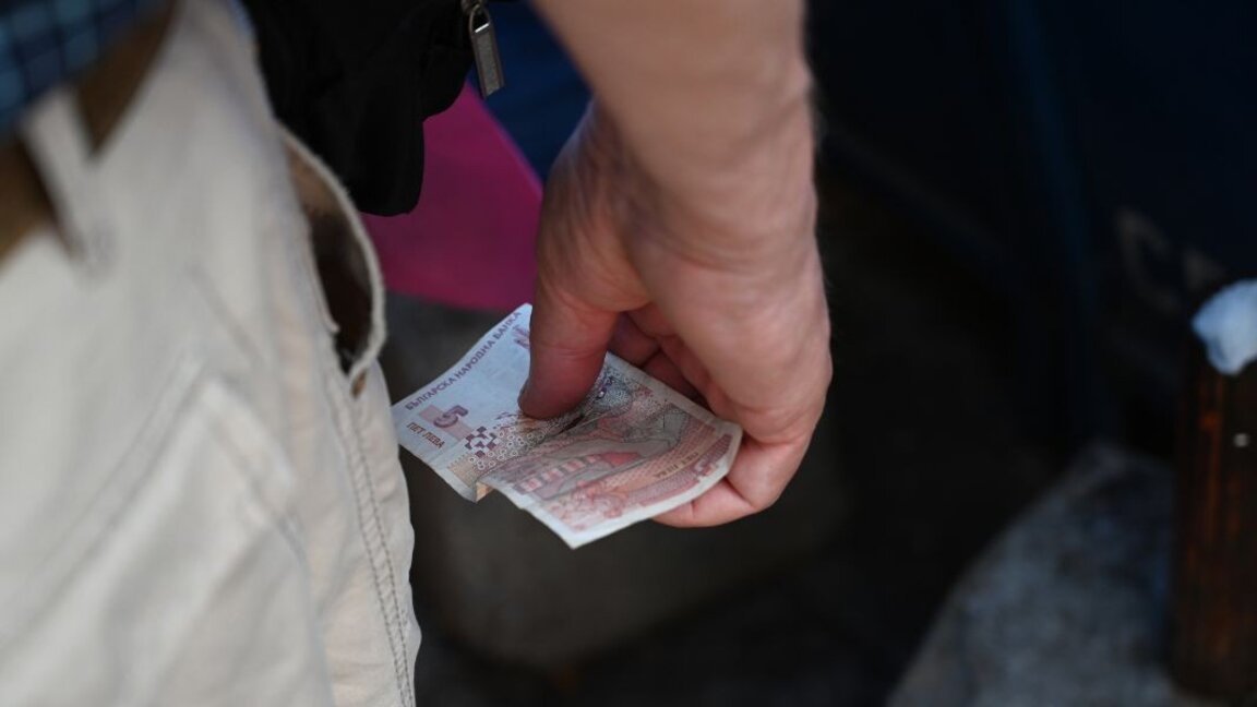 Българските пенсионери се чувстват все така бедни.