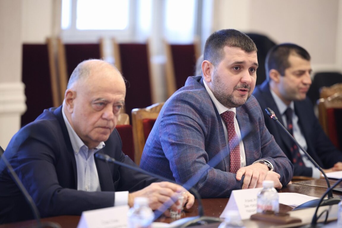 Атанас Атанасов (вляво) и Йордан Иванов от ДСБ и ПГ на ПП-ДБ.