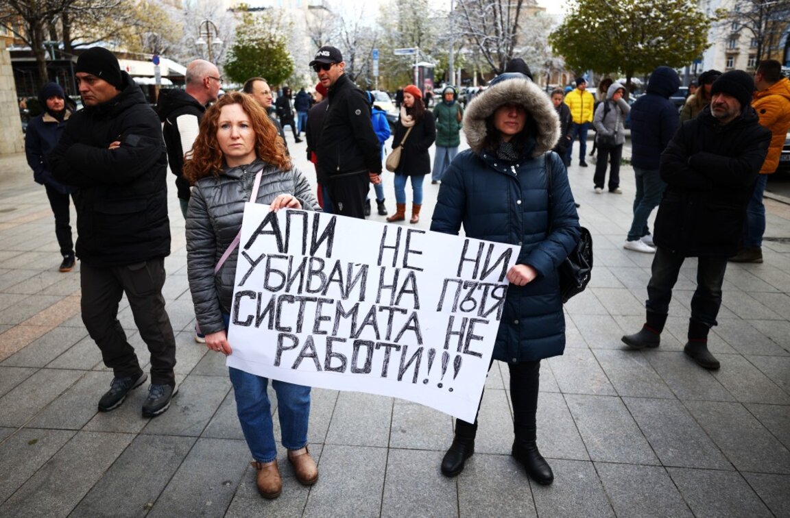 Протест срещу катастрофите със загинали на пътя, организирано от сдружение „Ангели на пътя“, пред Съдебната палата, 7 април 2025 г.