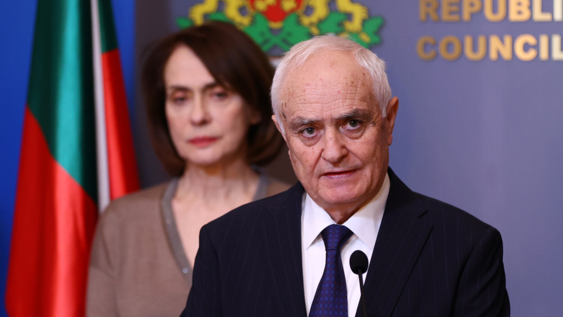 Служебният министър на отбраната Атанас Запрянов и служебният министър на външните работи Надежда Нейнски на пресконференцията след срещата в МС по повод ситуацията в Близкия изток - 3 март 2026 г.