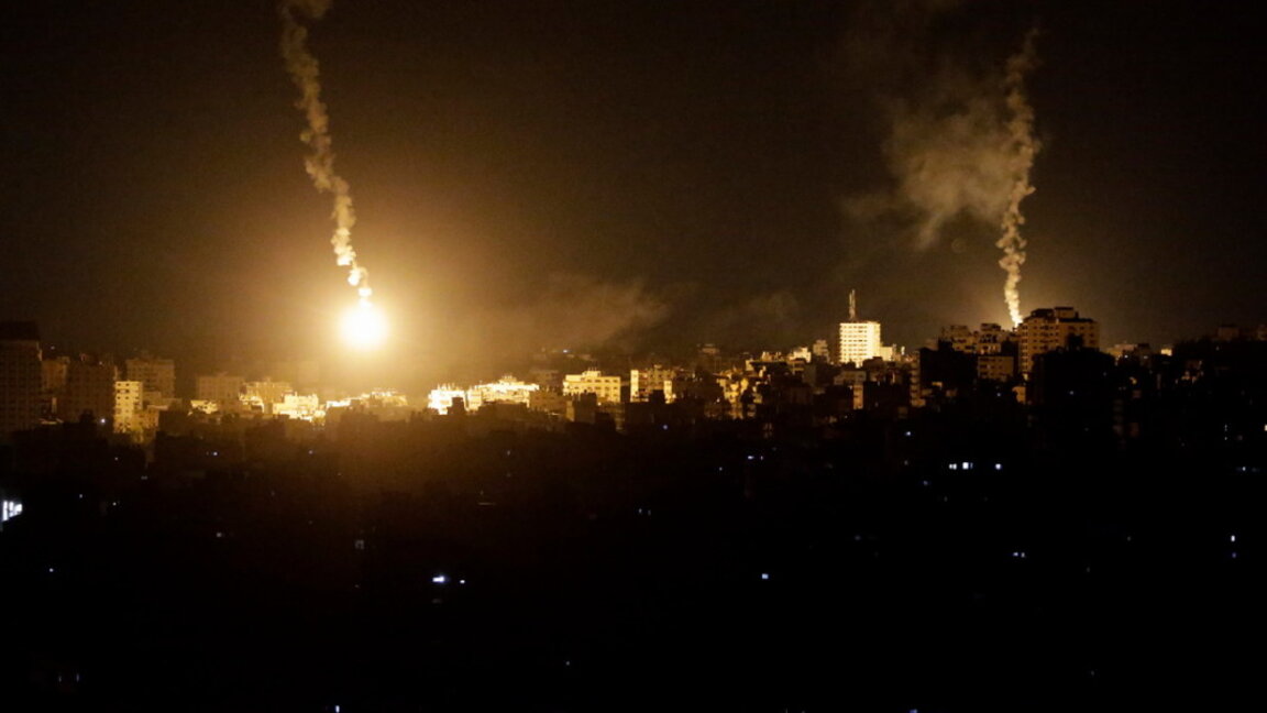 Сигнална ракета на израелската армия осветява небето над северната част на ивицата Газа, 11 октомври 2023 г.