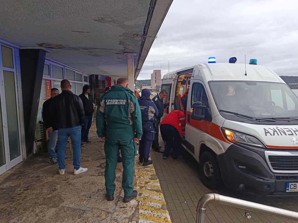 Транспортираха пострадали от ударения с дронове кораб към болница във Варна