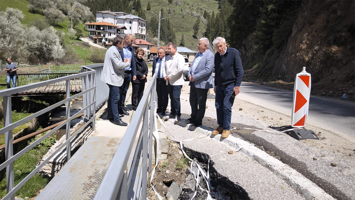 Pamporovo yolu heyelanını aşırı toprak ıslanması ve insan müdahalesi tetikledi