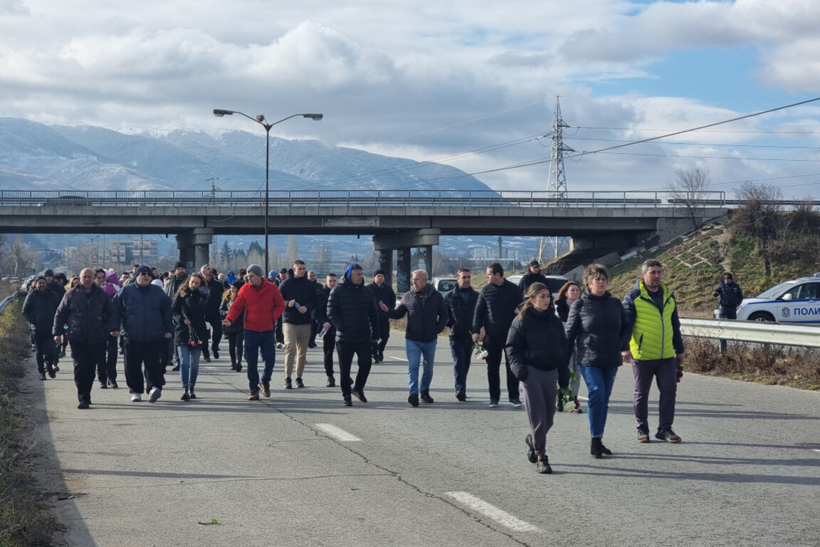 Стотици блокираха пътя край Кюстендил заради смъртта на 18-годишното момиче
