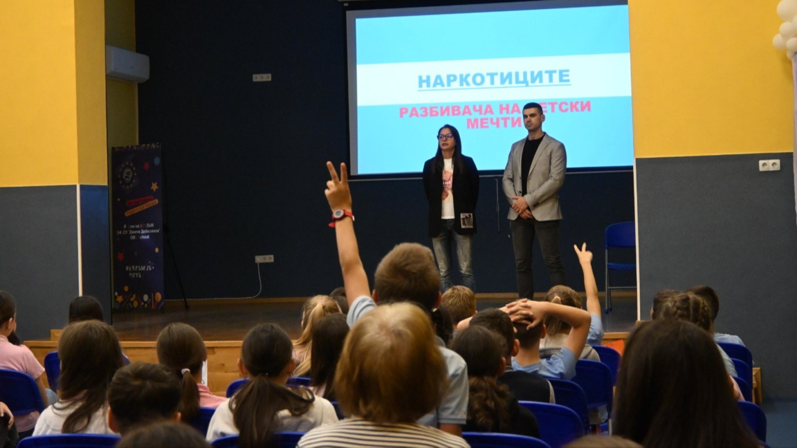 В столично училище: Полицаи от СДВР с превантивна лекция срещу наркотиците 