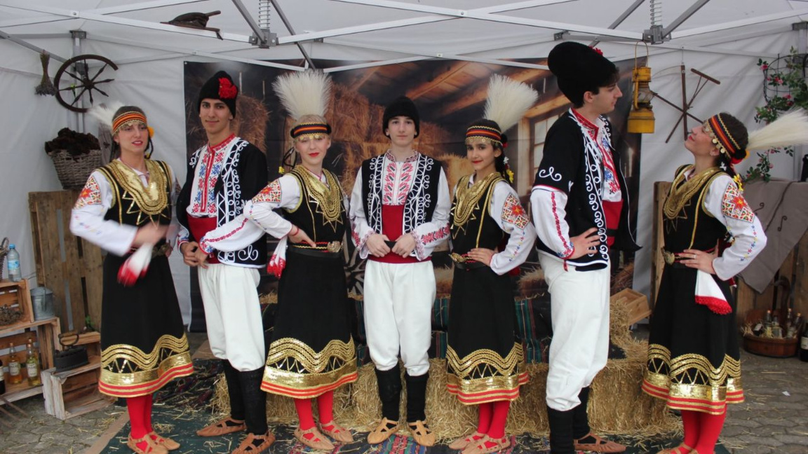 Kinder der Gruppe „I-HA“ in Oslo präsentieren bulgarische Folklore auf Festival