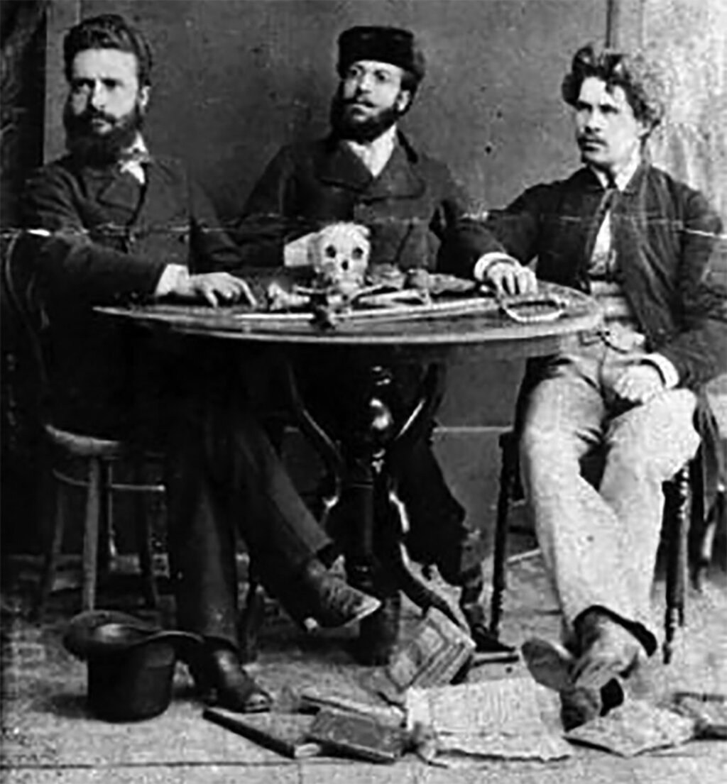 Hristo Botev, (izquierda), Nikola Slavkov (centro) e Iván Drasov (derecha), en Vlasko, 1875. Botev recluta a Slavkov desde Rusia, donde había hecho la escuela militar.