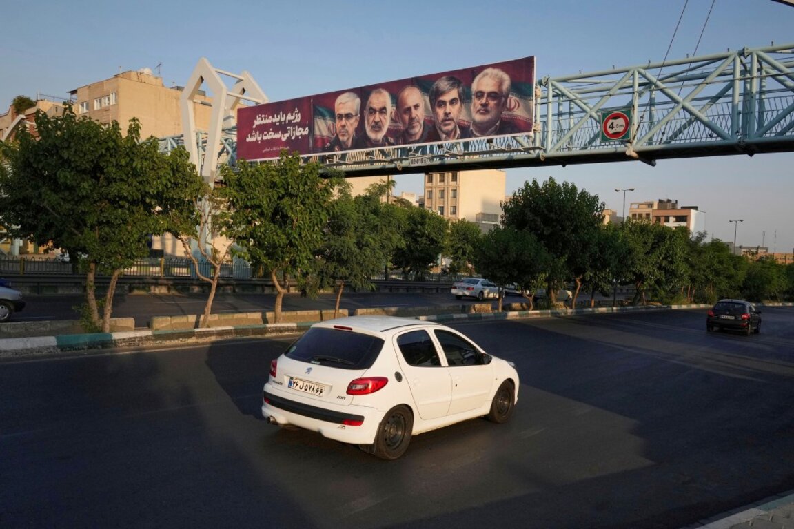 Билборд със снимките на високопоставени ирански военни, убити при израелските удари