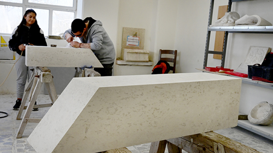 Ученици от Кунино ваят каменните знаци за българското "Камино"