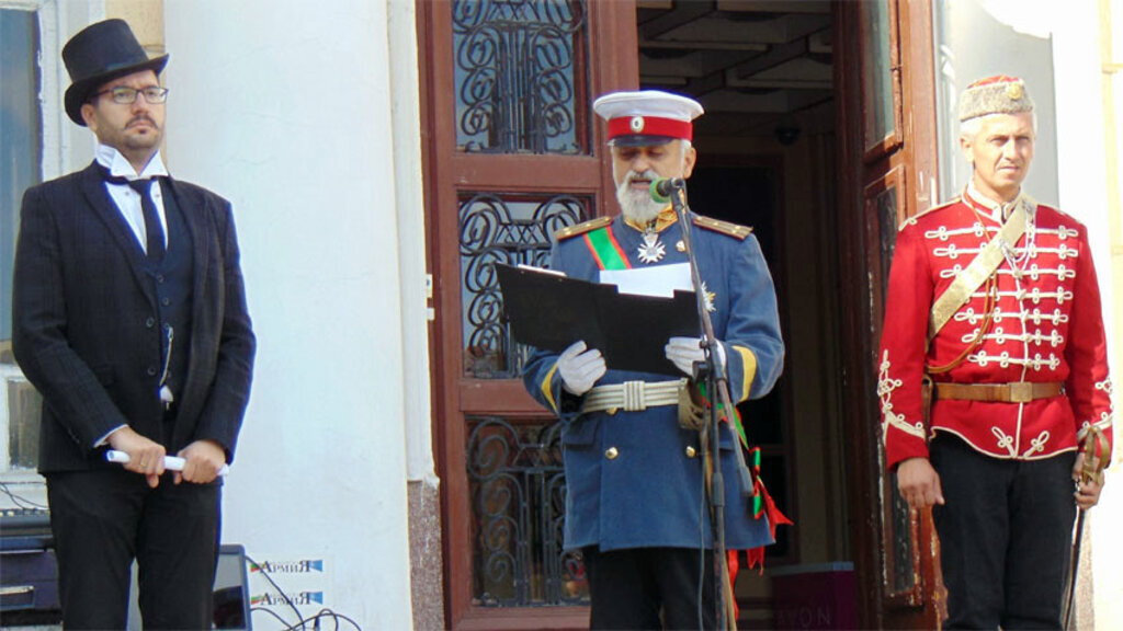 Oyuncu Sava Dimitrov Manifesto'yu okurken