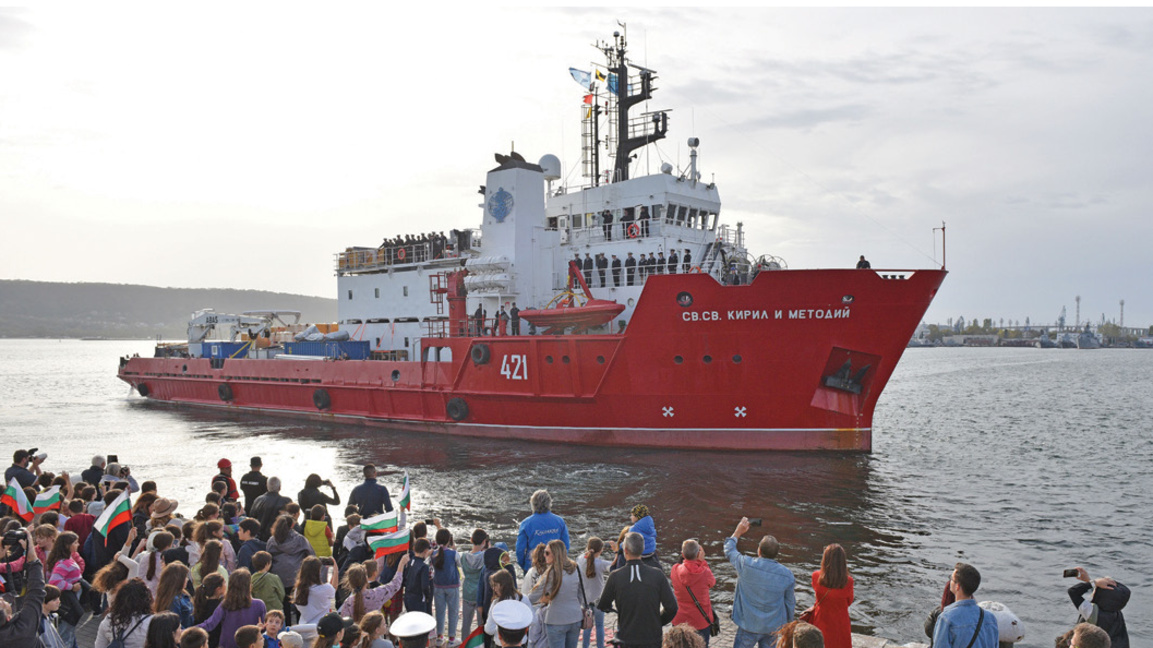 Българите в Комодоро Ривадавия посрещат кораба "Св. св. Кирил и Методий"