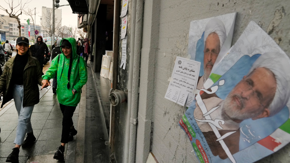 Плакати в Техеран с лика на Алиреза Арафи, бивш член, духовник, на Съвета на пазителите и част от Върховния съвет за временно управление на Иран.