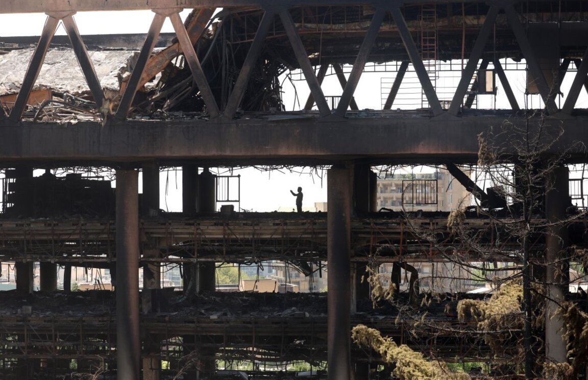 Разрушената сграда на иранската държавна телевизия (IRIB) в Техеран, пострадала от израелски ракетен удар, 19.06.2025 г.