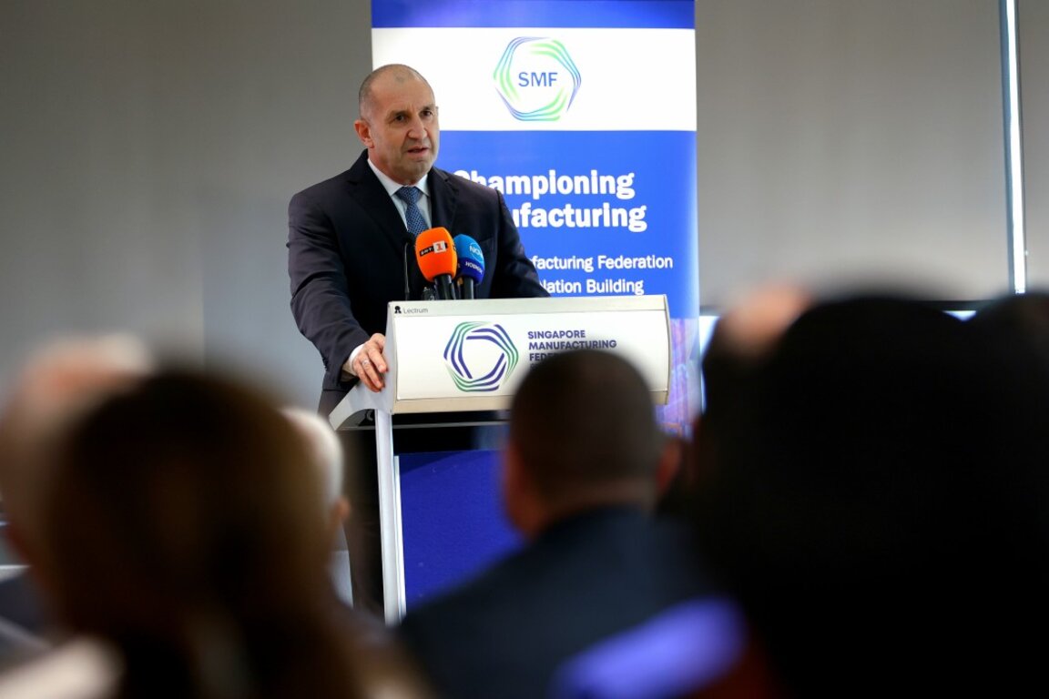 Започва официалната програма от работната визита на президента на България Румен Радев (на снимката) в Сингапур. Държавният глава откри бизнес форум с участието на представители на български и сингапурски компании в Alexandra Point Townhall.