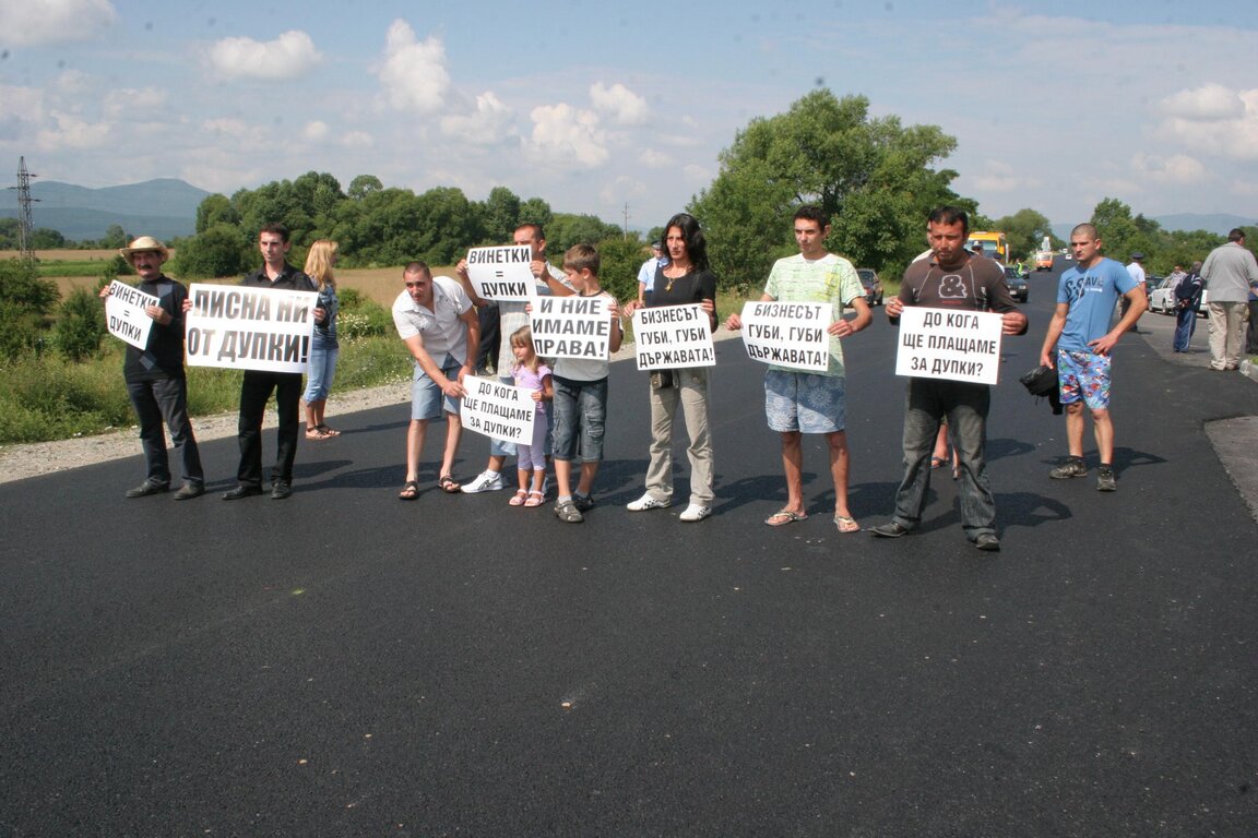 протест на подбалканския път София-Бургас срещу лошото състояние на пътищата в населените места