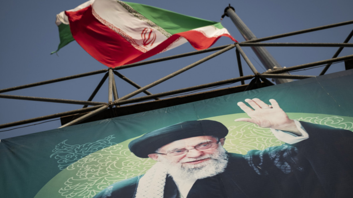 Флагът на Иран се развява над лика на върховния лидер аятолах Али Хаменей в Техеран.