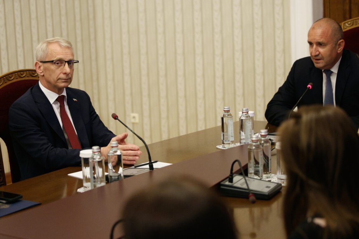 Николай Денков  и президентът Румен Радев.