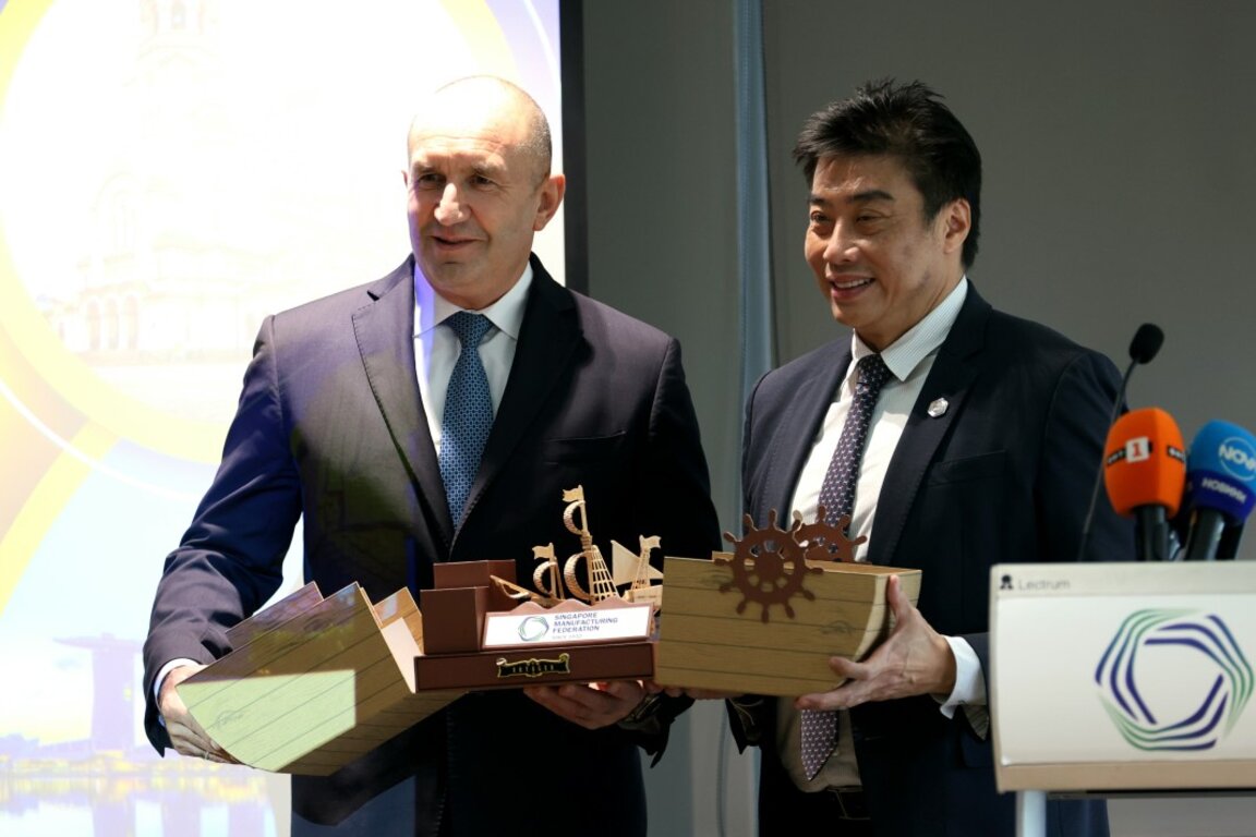 Държавният глава Румен Радев и президентът на Сингапурската производствена федерация Ленън Тан (вдясно) - 22 ноември 2024 г.