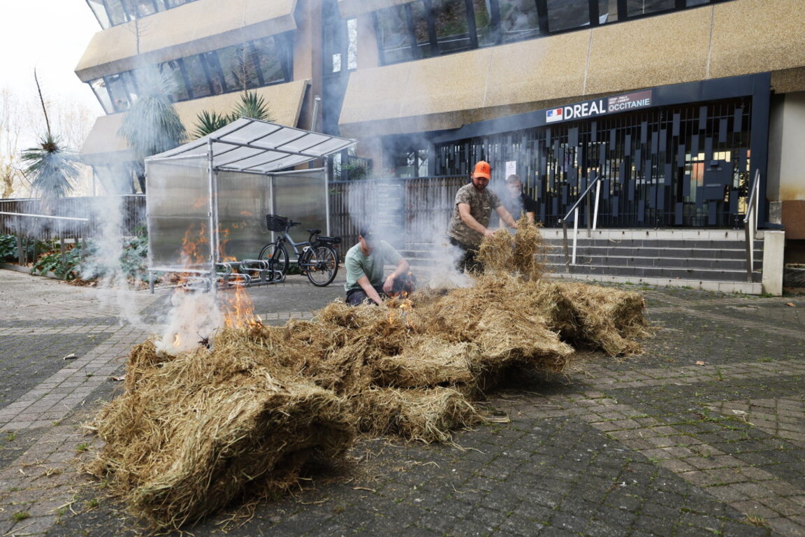 Протестиращи фермери блокират ключови магистрали във Франция