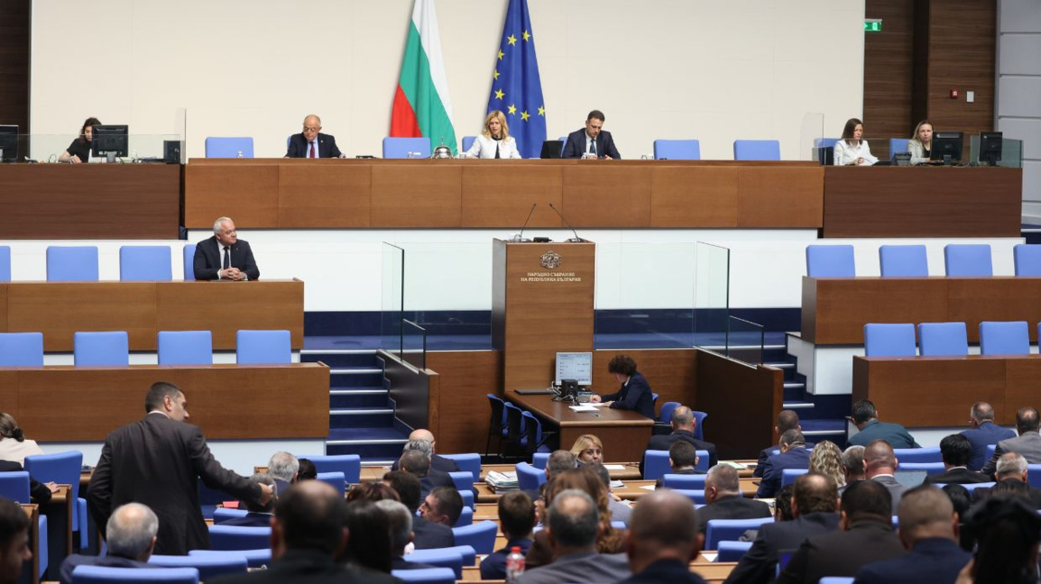 Парламентът разреши разполагането на самолети на САЩ в Безмер