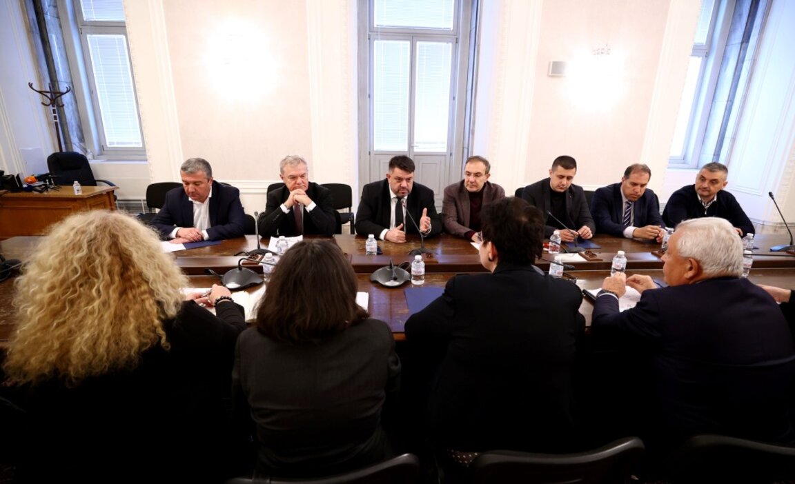Депутати от "БСП - Обединена левица" се срещат с финансовата министърка
