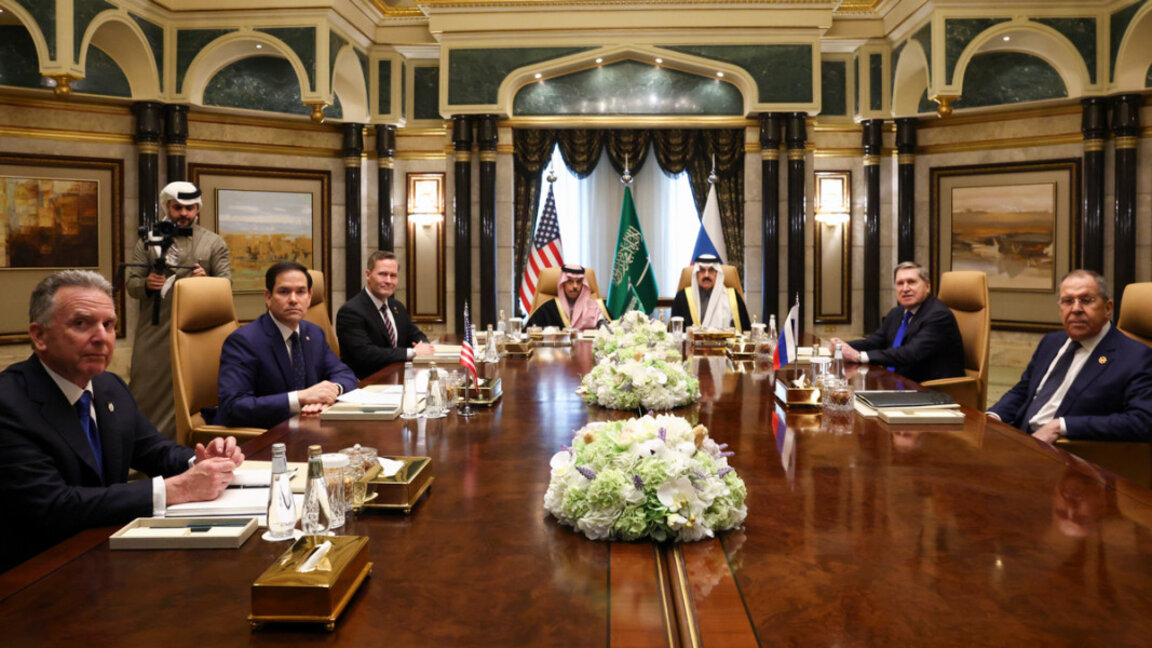 Американската и руската делегации на среща в Рияд, Саудитска Арабия, февруари 2025 г.