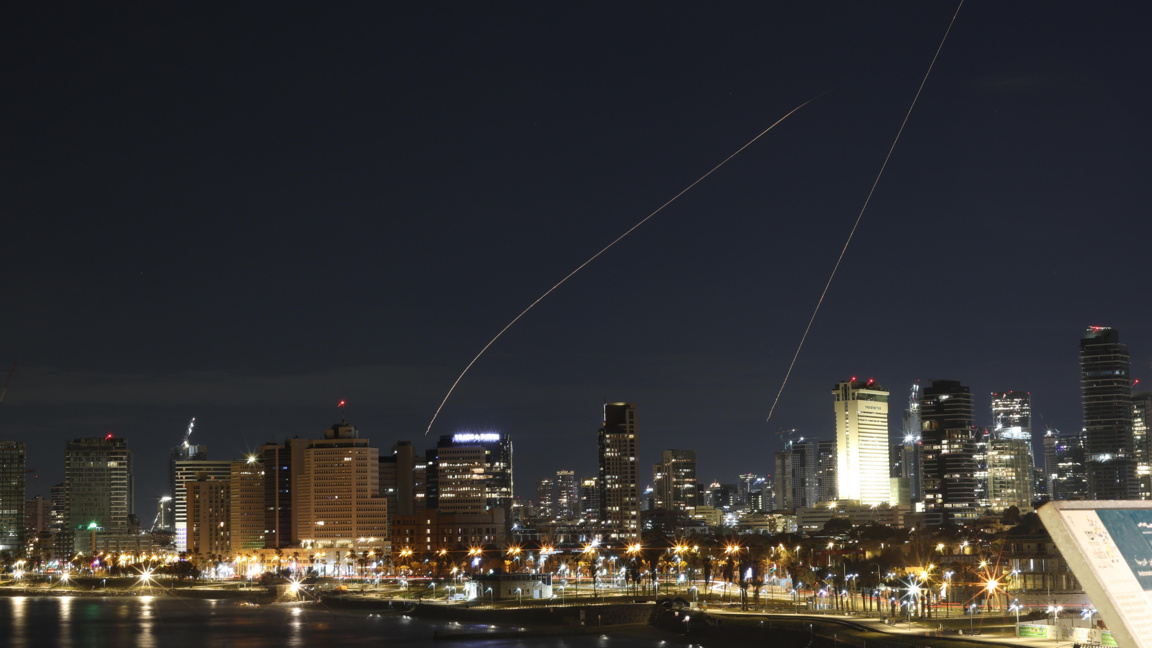 Израелският "Железен купол“ прехваща ракети над Тел Авив