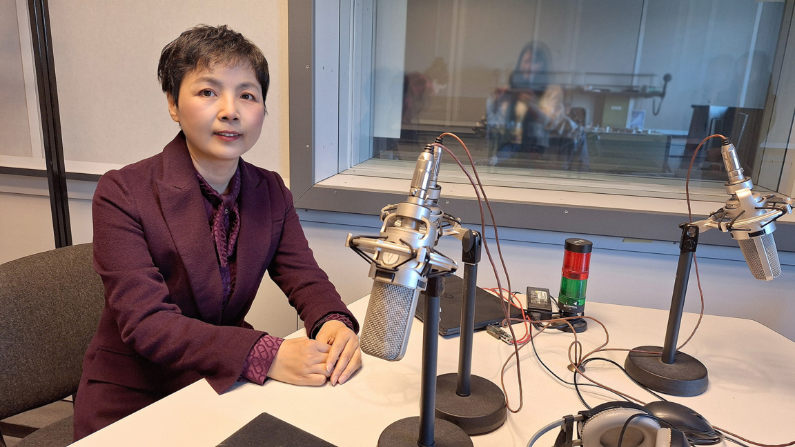 Su Excelencia Dai Qingli en el estudio de Radio Bulgaria