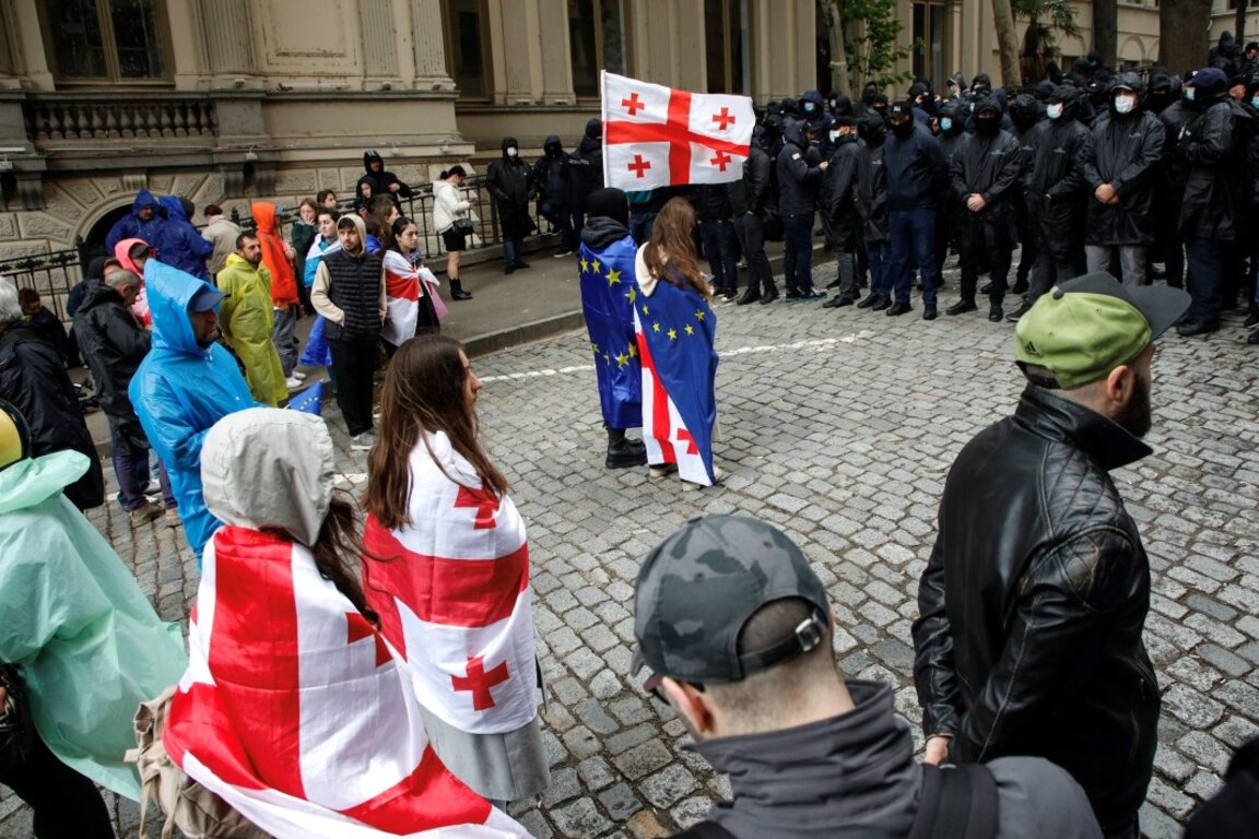 Протест пред парламента в Тбилиси
