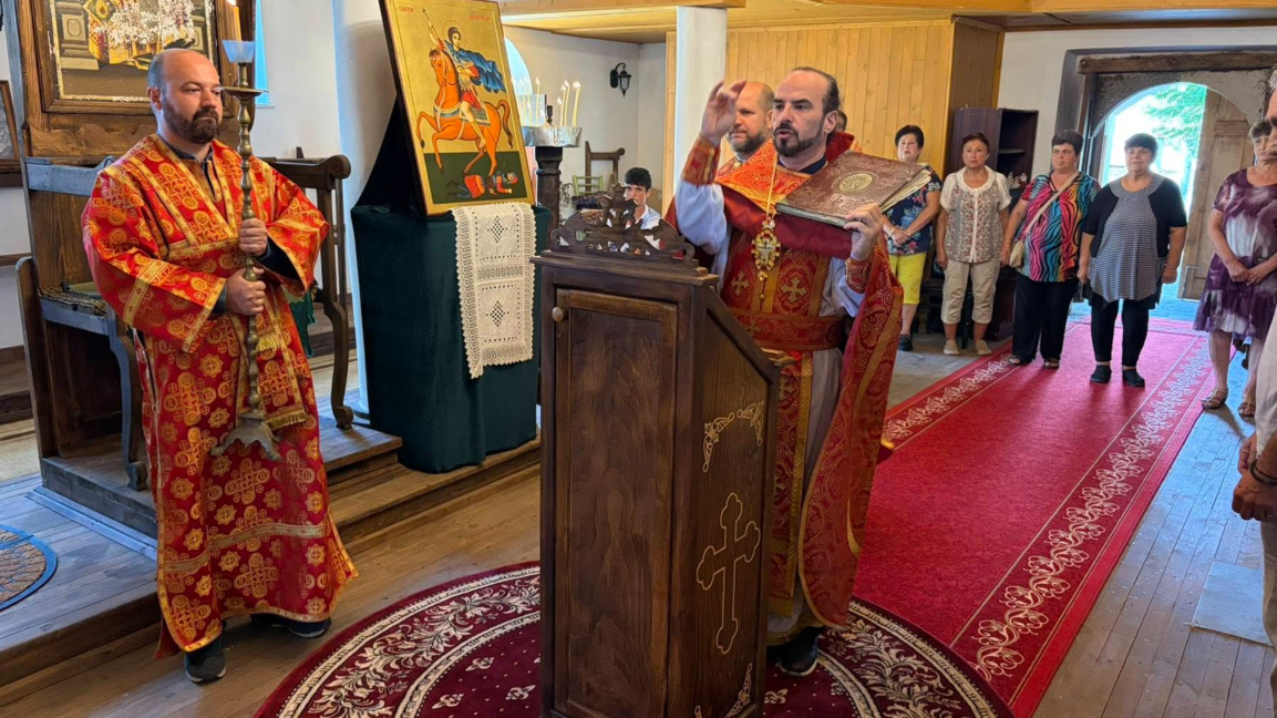 Храм "Св. Димитър" в Болярово посрещна нови свещеници