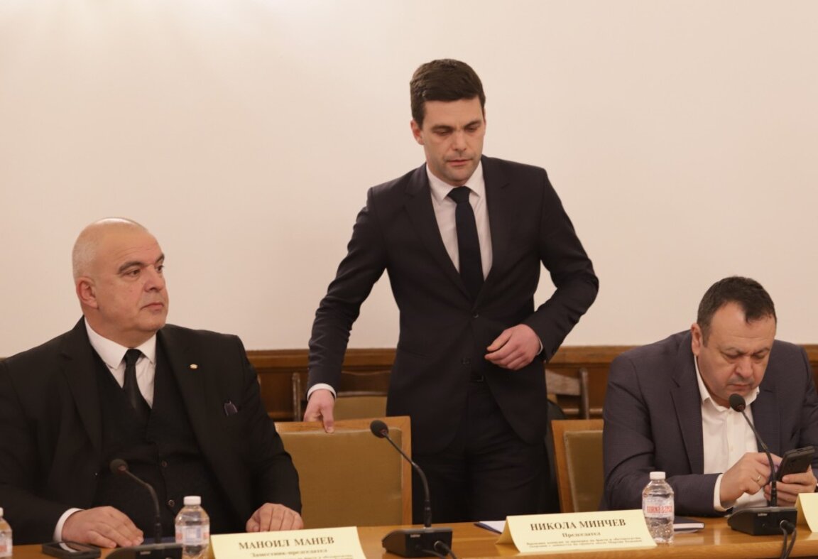 Отляво надясно - Маноил Манев, Никола Минчев и Хамид Хамид по време на заседание на Временната парламентарна комисия по случая "Нотариуса"